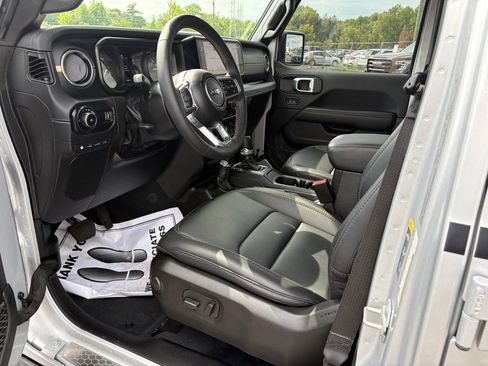 Used 2024 Jeep Wrangler Unlimited Sahara w/ Technology Group AWD/4WD image 14