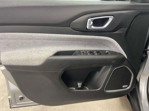 Used 2022 Jeep Compass Latitude w/ Sun and Sound Group image 11