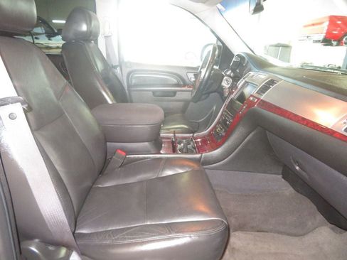 Used 2011 Cadillac Escalade ESV AWD image 34