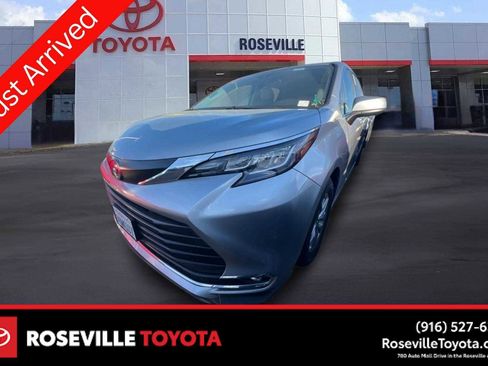 Certified 2022 Toyota Sienna XLE image 1