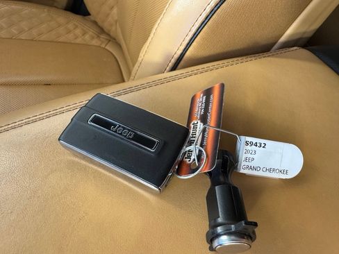 Used 2023 Jeep Grand Cherokee L Summit AWD/4WD image 3