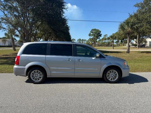 Used 2016 Chrysler Town & Country Limited image 2
