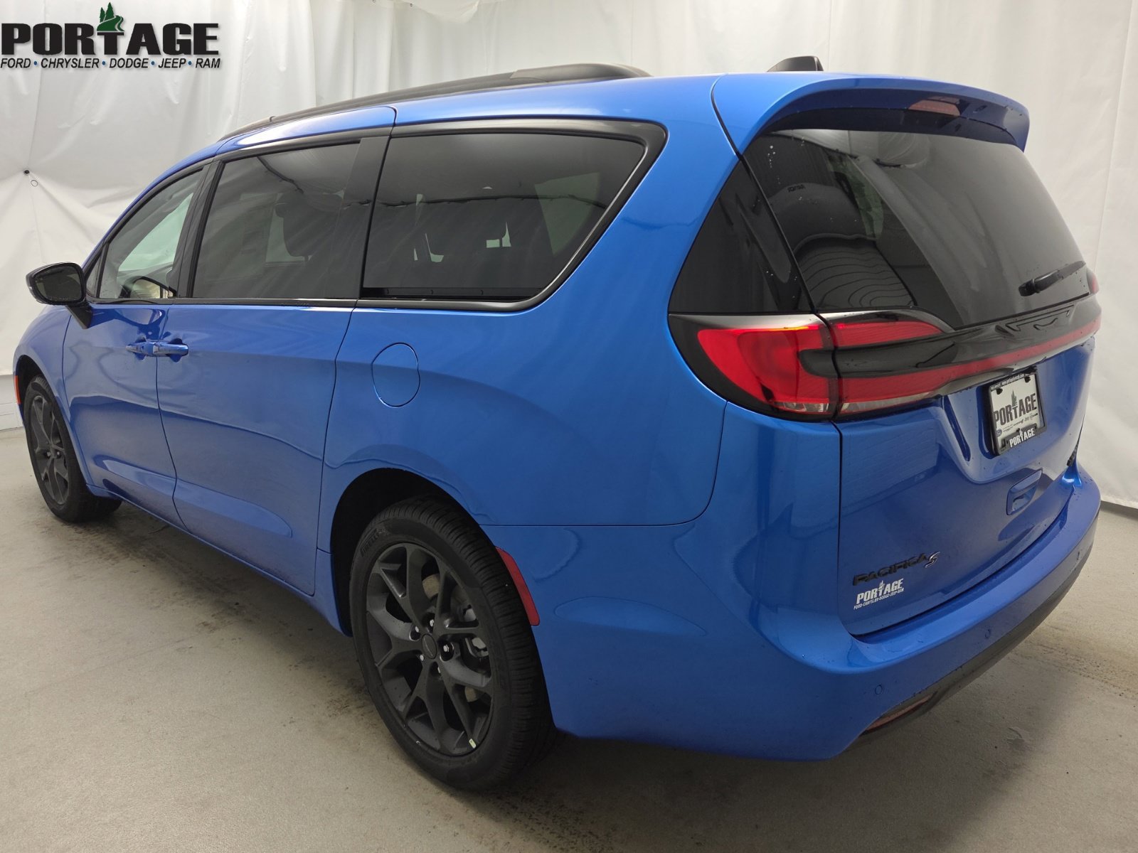 New 2027 Chrysler Pacifica Limited AWD/4WD image 5