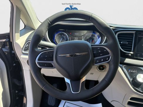 Used 2023 Chrysler Pacifica Touring-L FWD image 13
