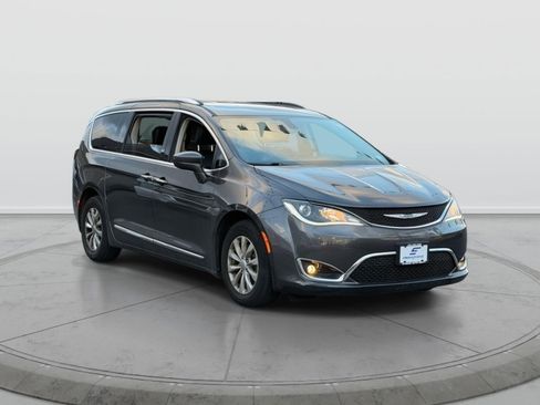Used 2019 Chrysler Pacifica Touring-L image 1