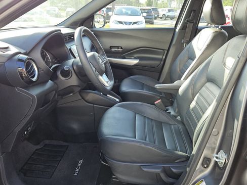 Used 2020 Nissan Kicks SR w/ SR Premium Package image 3