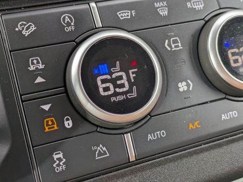 Used 2024 Land Rover Defender 110 SE image 23