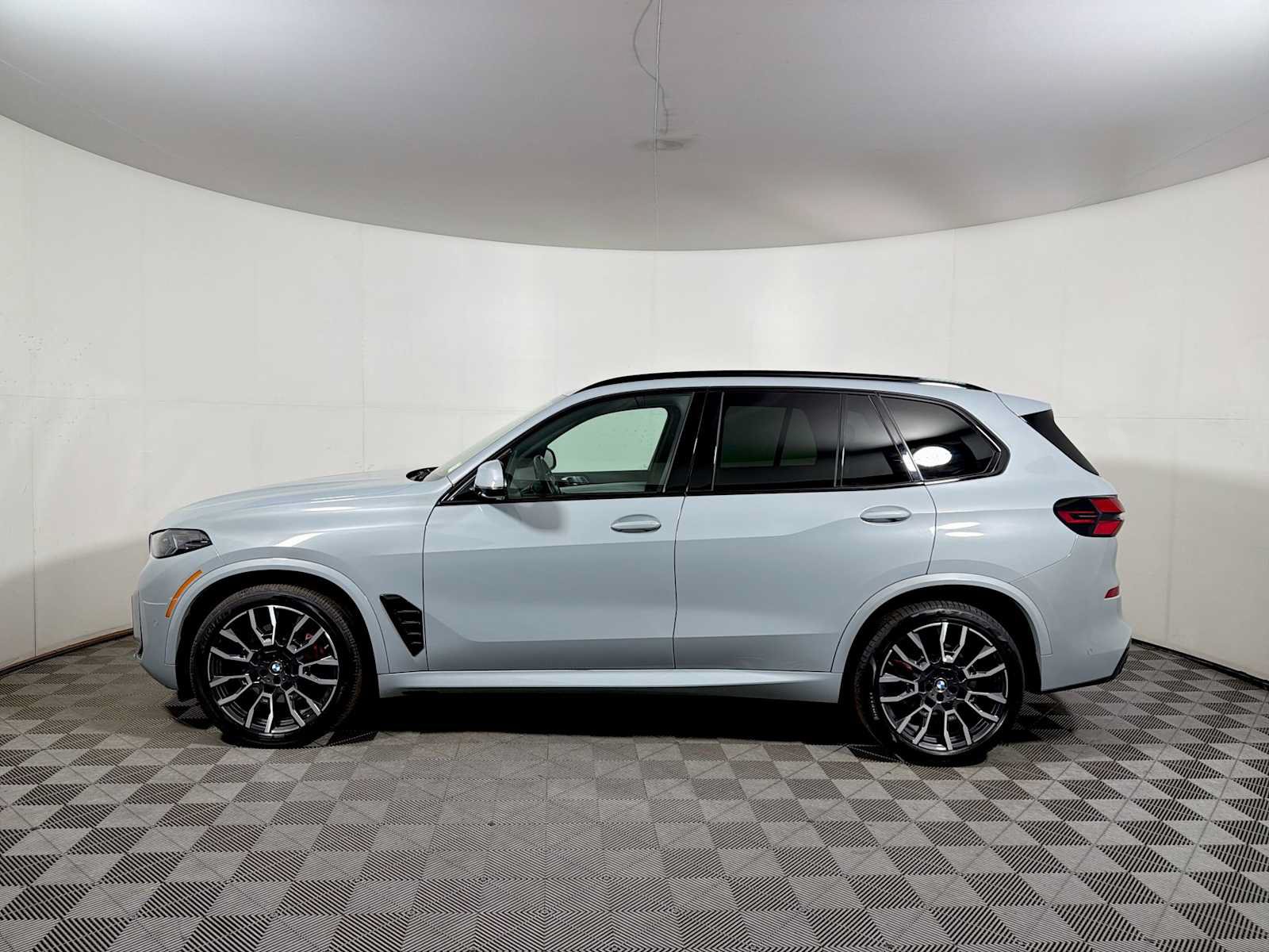 Used 2024 BMW X5 xDrive40i w/ M Sport Package AWD/4WD image 4