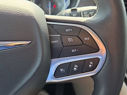 Used 2023 Chrysler Pacifica Touring-L FWD image 25