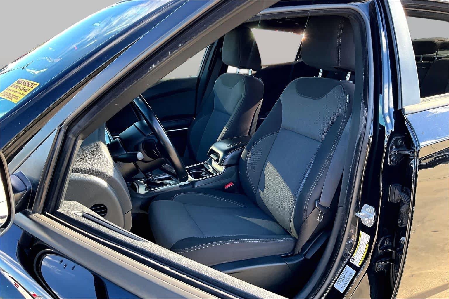 Used 2017 Dodge Charger SE RWD image 8