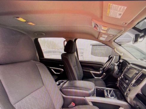 Used 2018 Nissan Titan SV w/ SV Convenience Package image 3