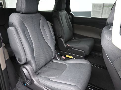 Used 2026 Kia Carnival LX FWD image 8