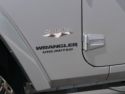 Used 2017 Jeep Wrangler Unlimited Sahara image 12