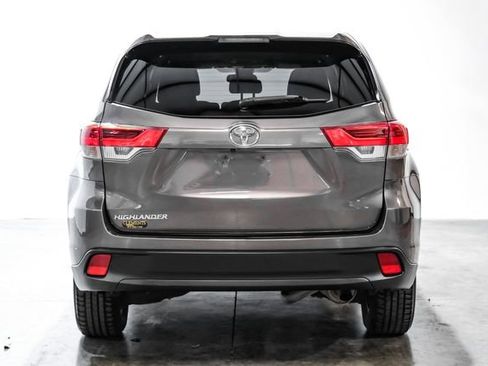 Used 2018 Toyota Highlander LE image 11