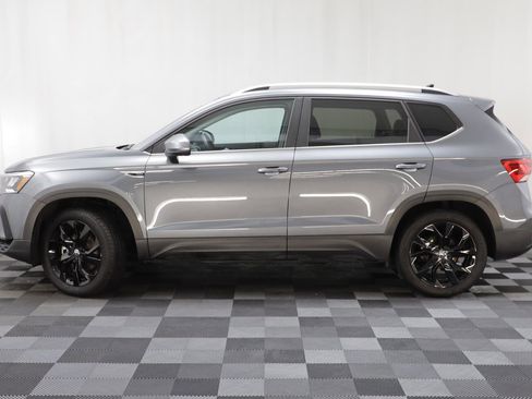 Certified 2023 Volkswagen Taos SE w/ Black Wheel Package image 4