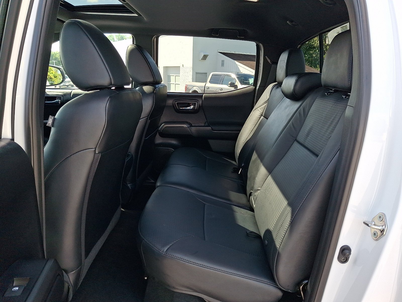 Used 2018 Toyota Tacoma TRD Sport AWD/4WD image 11