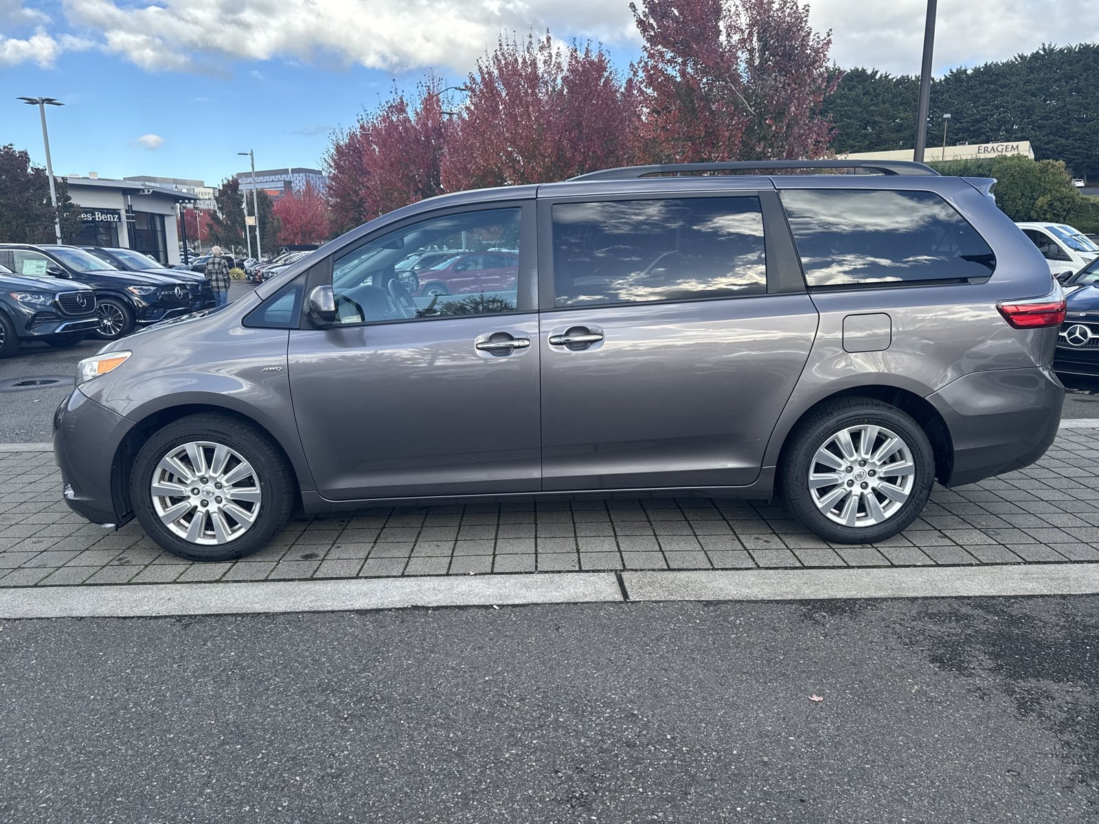 Used 2017 Toyota Sienna XLE w/ XLE Navigation Package AWD/4WD image 8