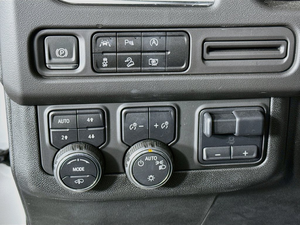 Used 2024 Chevrolet Tahoe Z71 w/ Z71 Off-Road Package AWD/4WD image 10