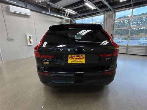 Used 2022 Volvo XC60 B5 Momentum w/ Climate Package AWD/4WD image 4