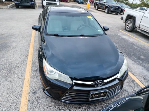 Used 2017 Toyota Camry XLE w/ Moonroof Package image 5