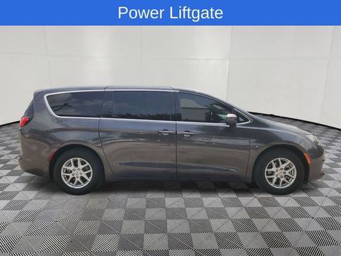 Used 2022 Chrysler Voyager LX FWD image 4