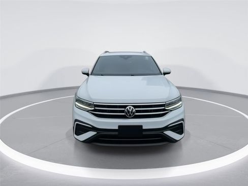 Used 2022 Volkswagen Tiguan SE w/ Panoramic Sunroof Package image 3