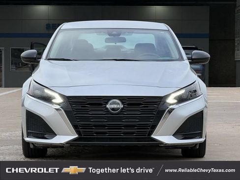Used 2024 Nissan Altima 2.5 SV FWD image 3