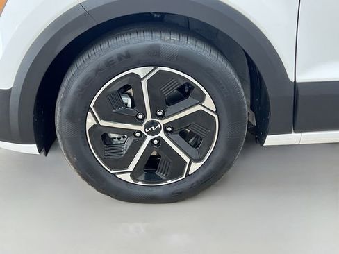 Certified 2023 Kia Niro EX image 32