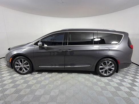 Used 2017 Chrysler Pacifica Limited image 8
