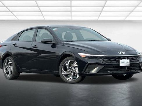 New 2025 Hyundai Elantra SEL image 1