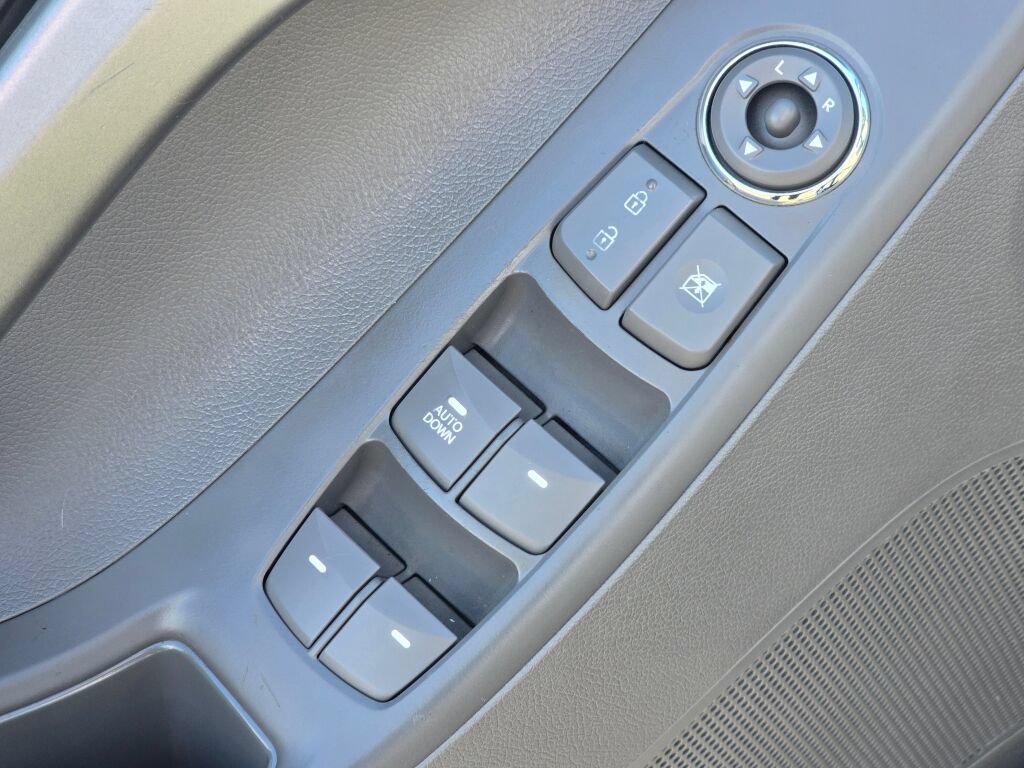 Used 2013 Hyundai Elantra GLS FWD image 17
