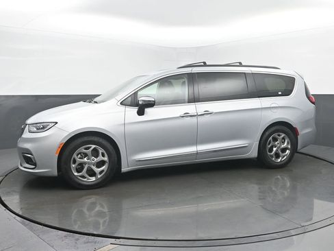 Used 2023 Chrysler Pacifica Limited FWD image 2