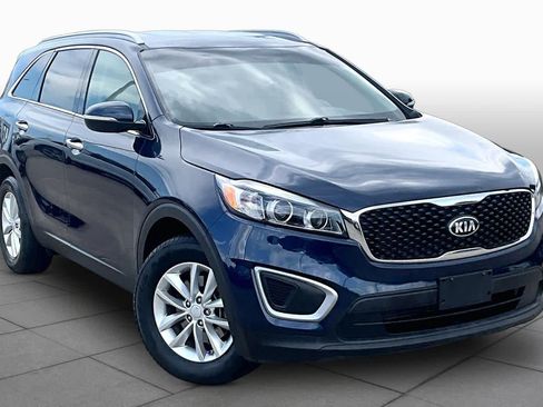 Used 2017 Kia Sorento FWD w/ LX Convenience Package image 3