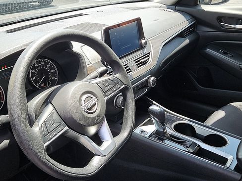 Used 2024 Nissan Altima 2.5 SV FWD image 12