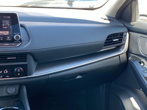 Used 2025 Nissan Rogue SV image 37