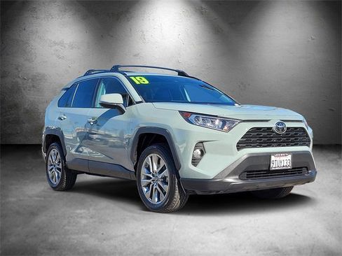 Used 2019 Toyota RAV4 XLE Premium image 2