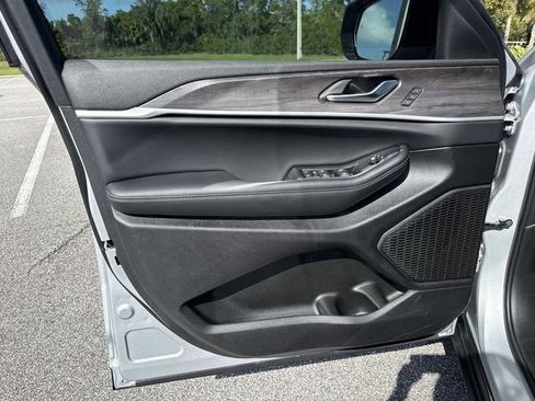 New 2025 Jeep Grand Cherokee Limited w/ Black Appearance Package image 17