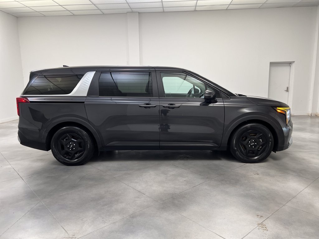 Used 2025 Kia Carnival FWD image 10