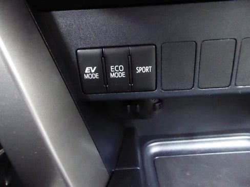 Used 2018 Toyota RAV4 LE image 16