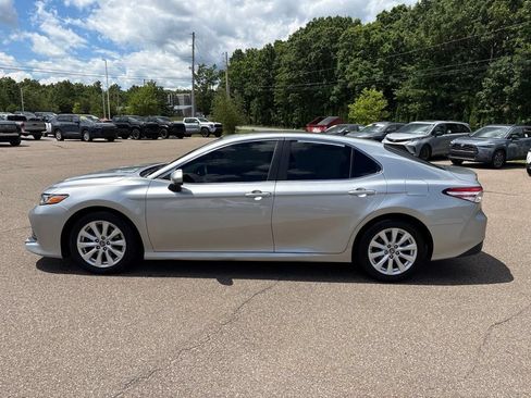Used 2018 Toyota Camry LE FWD image 3