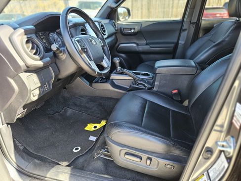 Used 2023 Toyota Tacoma TRD Sport image 19