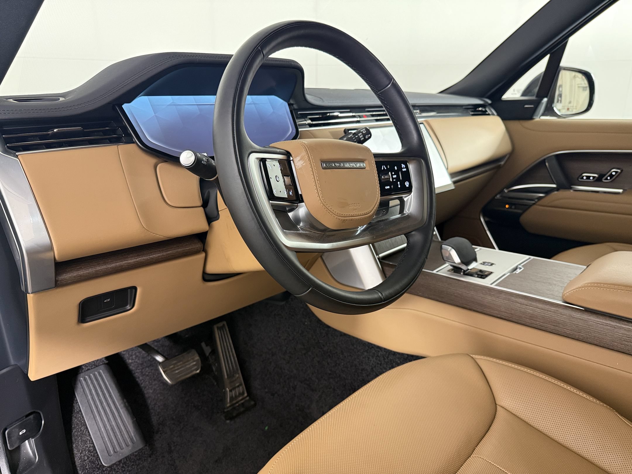 Used 2026 Land Rover Range Rover Long Wheelbase SE AWD/4WD image 4