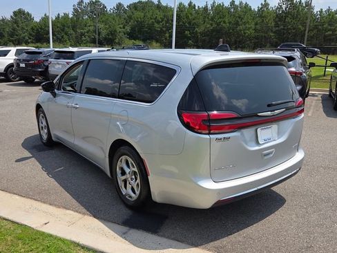 Used 2024 Chrysler Pacifica Limited FWD image 10