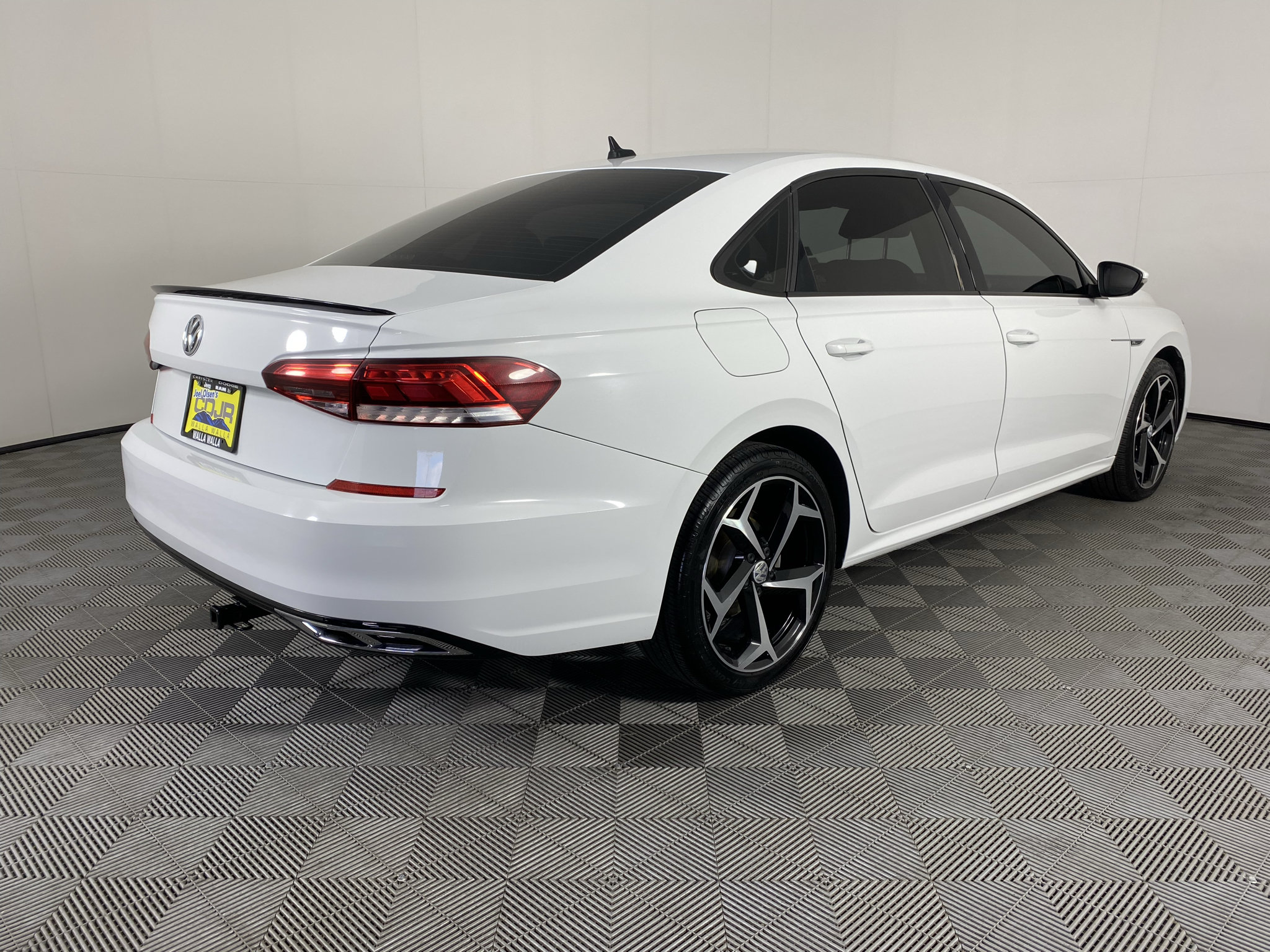Used 2020 Volkswagen Passat 2.0T R-Line FWD image 9
