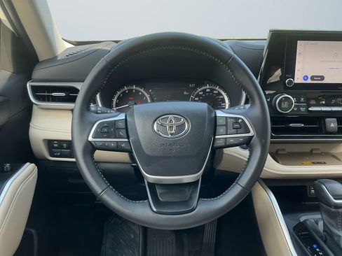 Used 2025 Toyota Highlander XLE image 14