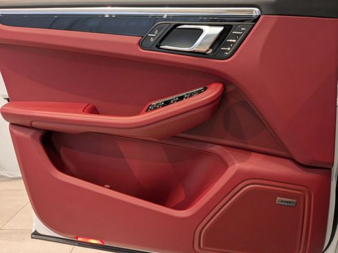 Certified 2025 Porsche Macan image 13