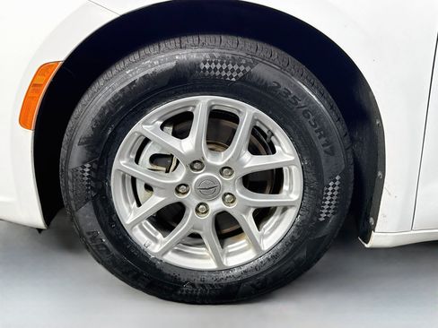 Used 2022 Chrysler Pacifica Touring-L FWD image 38