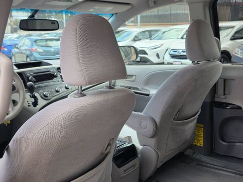 Used 2012 Toyota Sienna LE w/ Preferred Pkg FWD image 27
