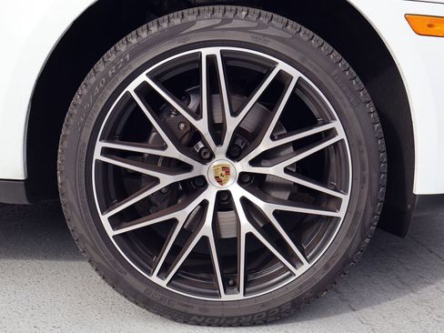 Certified 2025 Porsche Macan image 27