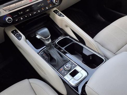 Used 2024 Kia Telluride EX w/ EX Captain's Chair Package image 17